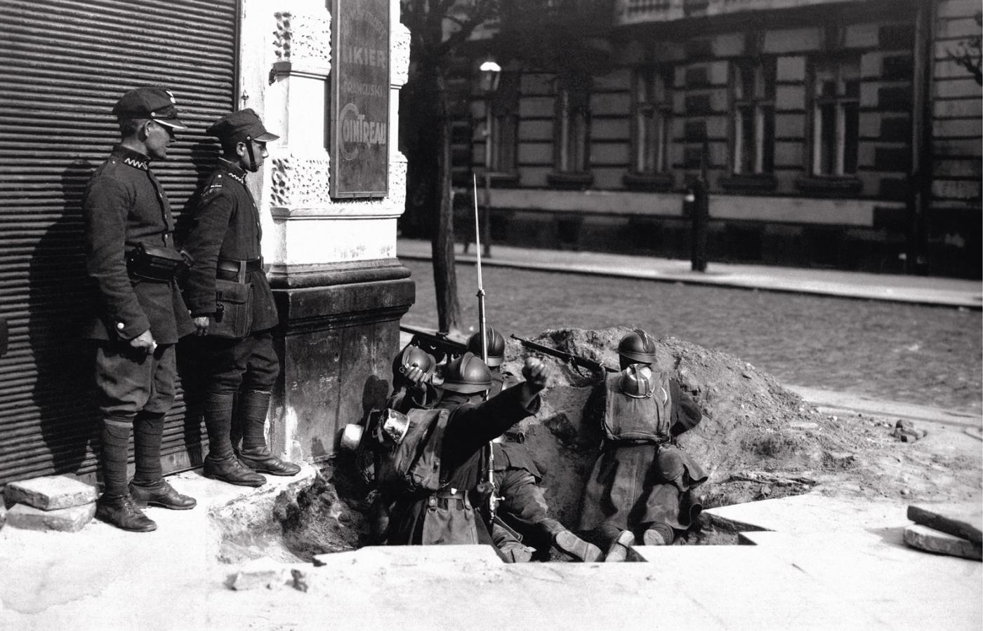 Okop w centrum Warszawy (maj 1926 r.). Władze miasta oszacowały koszty zniszczeń infrastruktury na 150 tys. ówczesnych złotych.