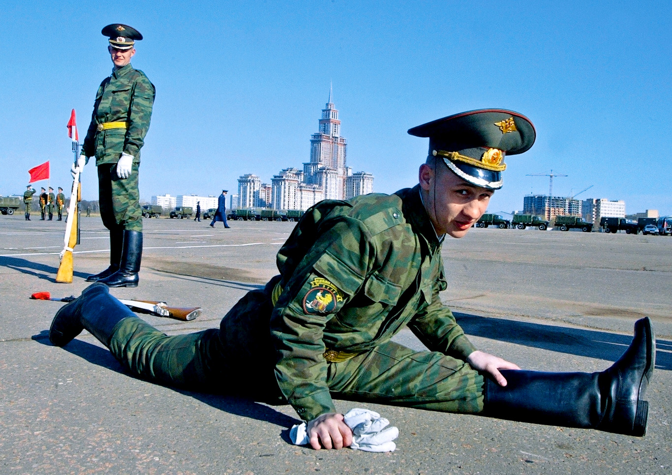 Военные в смешных позах