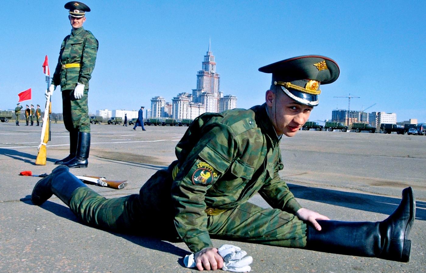 Ćwiczenia przed wielką paradą wojskową z okazji rocznicy zakończenia II wojny światowej. Moskwa, 2004 r.