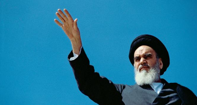 Ajatollah Chomeini wrócił do Teheranu w 1979 r. po 15-letniej emigracji we Francji. Obalił szacha, ustanowił państwo religijne, które wciąż nieźle się trzyma.