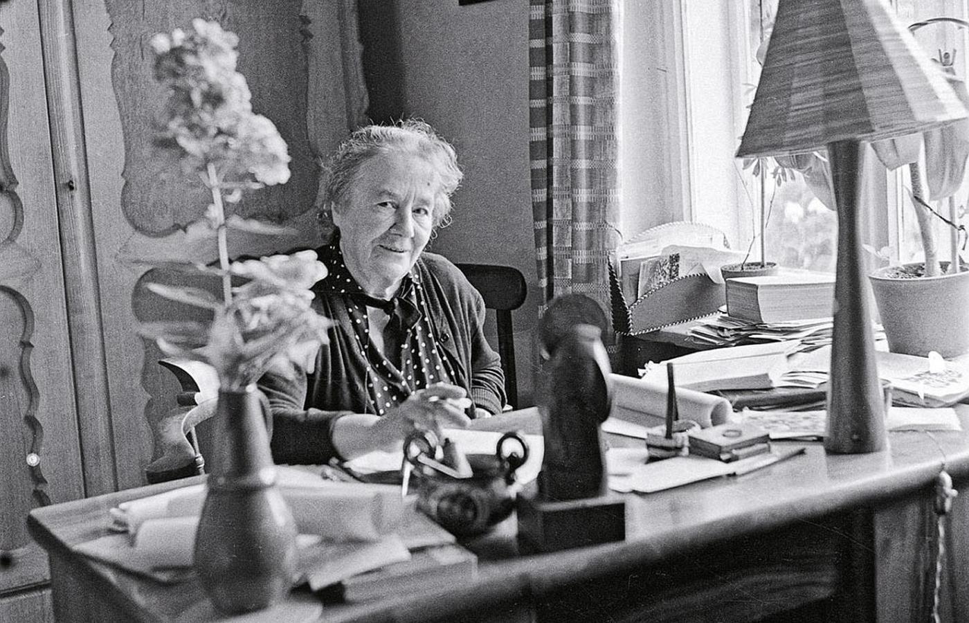 Pisarka w domu w Górkach Wielkich, 1960 r.
