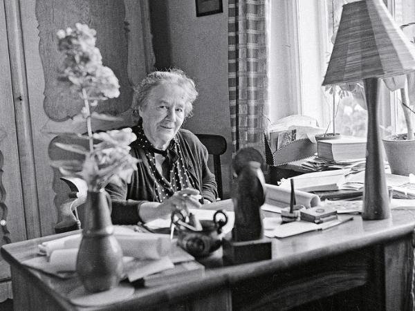 Pisarka w domu w Górkach Wielkich, 1960 r.