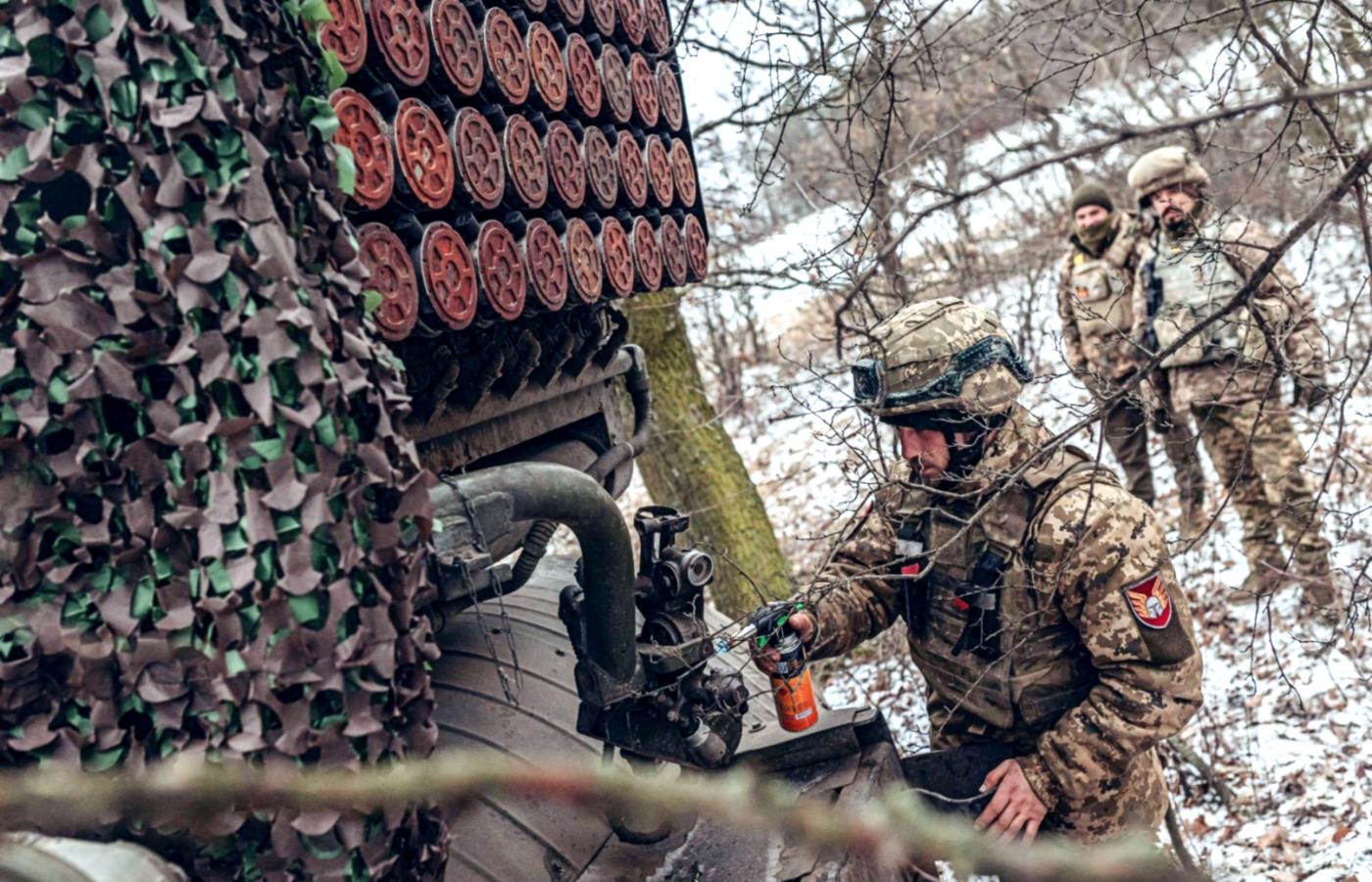 Ukraińscy żołnierzez przy wyrzutni Grad niedaleko Sołedaru