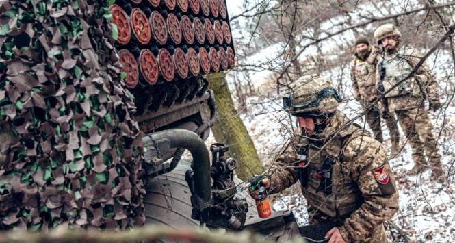 Ukraińscy żołnierzez przy wyrzutni Grad niedaleko Sołedaru