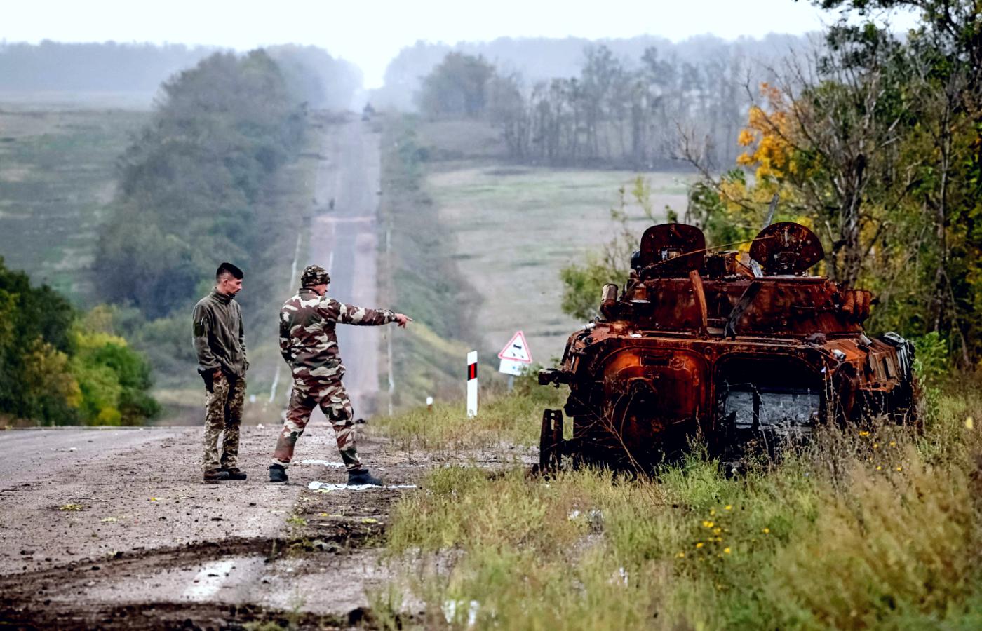 Ukraińscy żołnierze sprawdzają zniszczone rosyjskie pojazdy. Okolice Iziumu, 24 września 2022 r.
