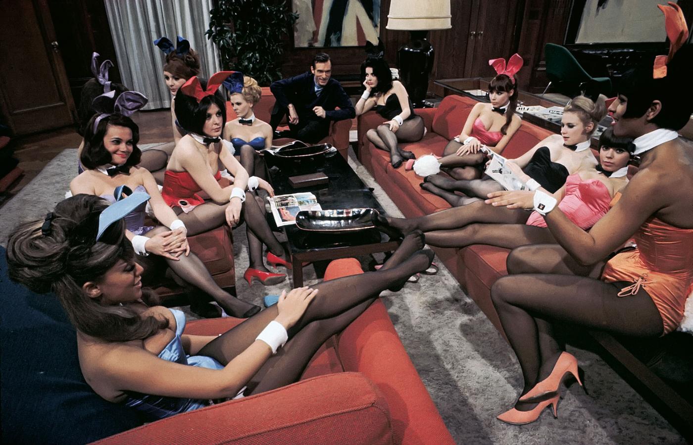 Hugh Hefner z „króliczkami »Playboya«”, 1966 r.