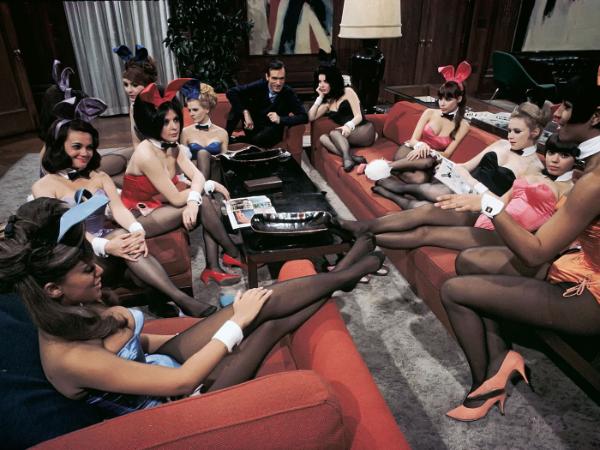 Hugh Hefner z „króliczkami »Playboya«”, 1966 r.
