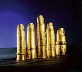 Złote ochraniacze na palce miały dodać królewskim dłoniom wigoru po śmierci, te należały do Psusennesa I z XXI dynastii.