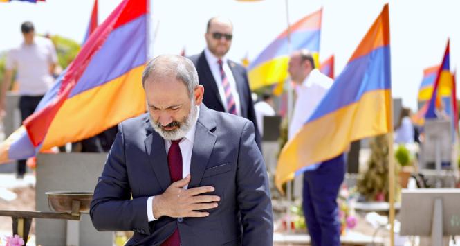 Premier Armeni Nikol Paszynian oddaje hołd poległym żołnierzom w walkach o Górski Karabach, czerwiec 2020 r.