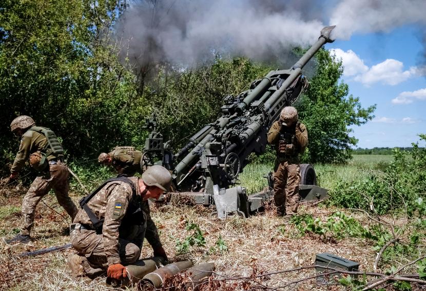 Ukraińcy wystrzeliwują pocisk z haubicy M777. Czerwiec 2022 r.
