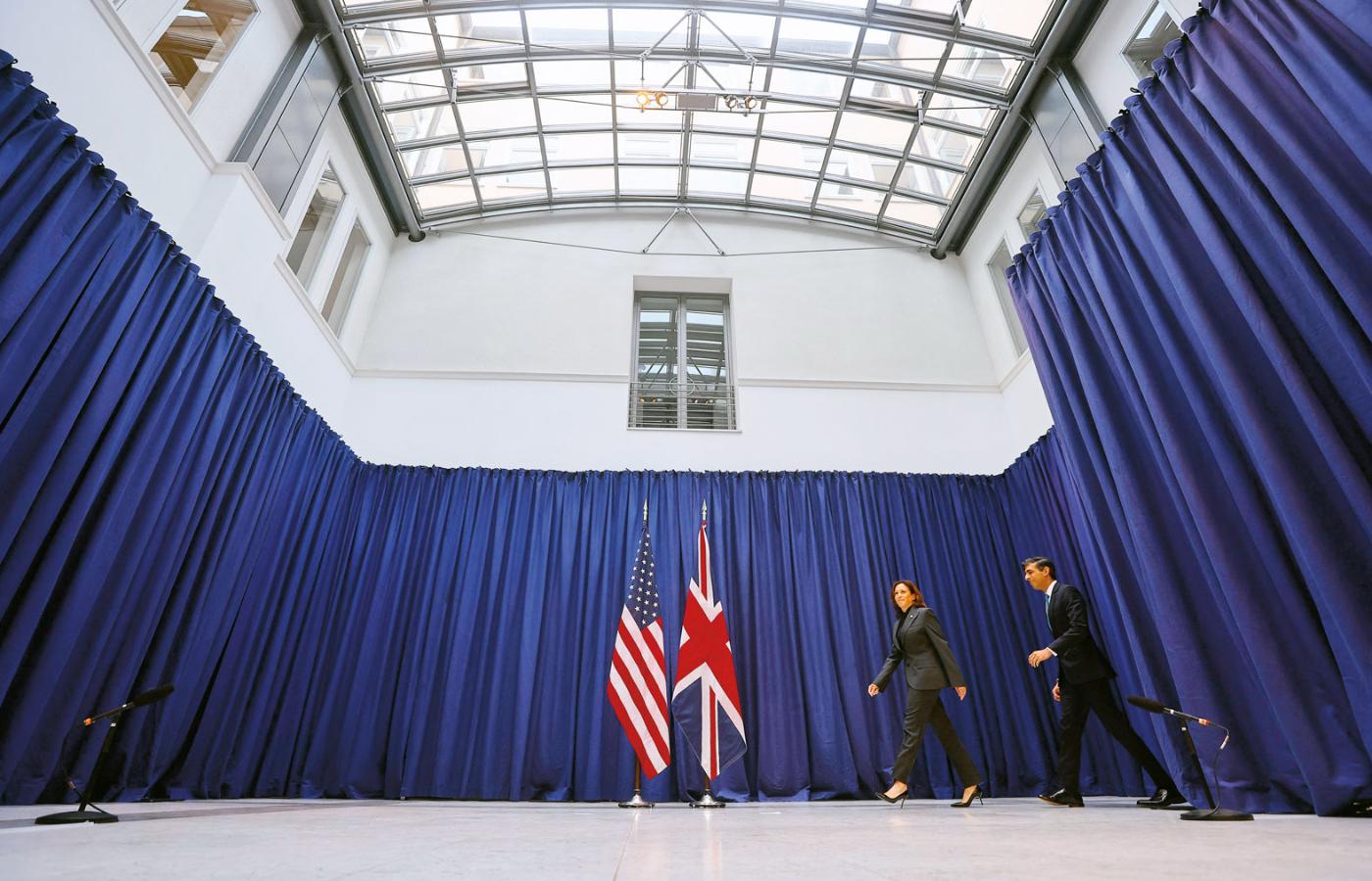 Wiceprezydentka USA Kamala Harris i brytyjski premier Rishi Sunak podczas Monachijskiej Konferencji Bezpieczeństwa.