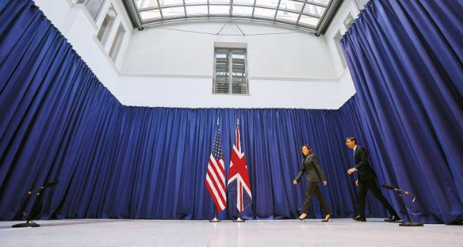 Wiceprezydentka USA Kamala Harris i brytyjski premier Rishi Sunak podczas Monachijskiej Konferencji Bezpieczeństwa.