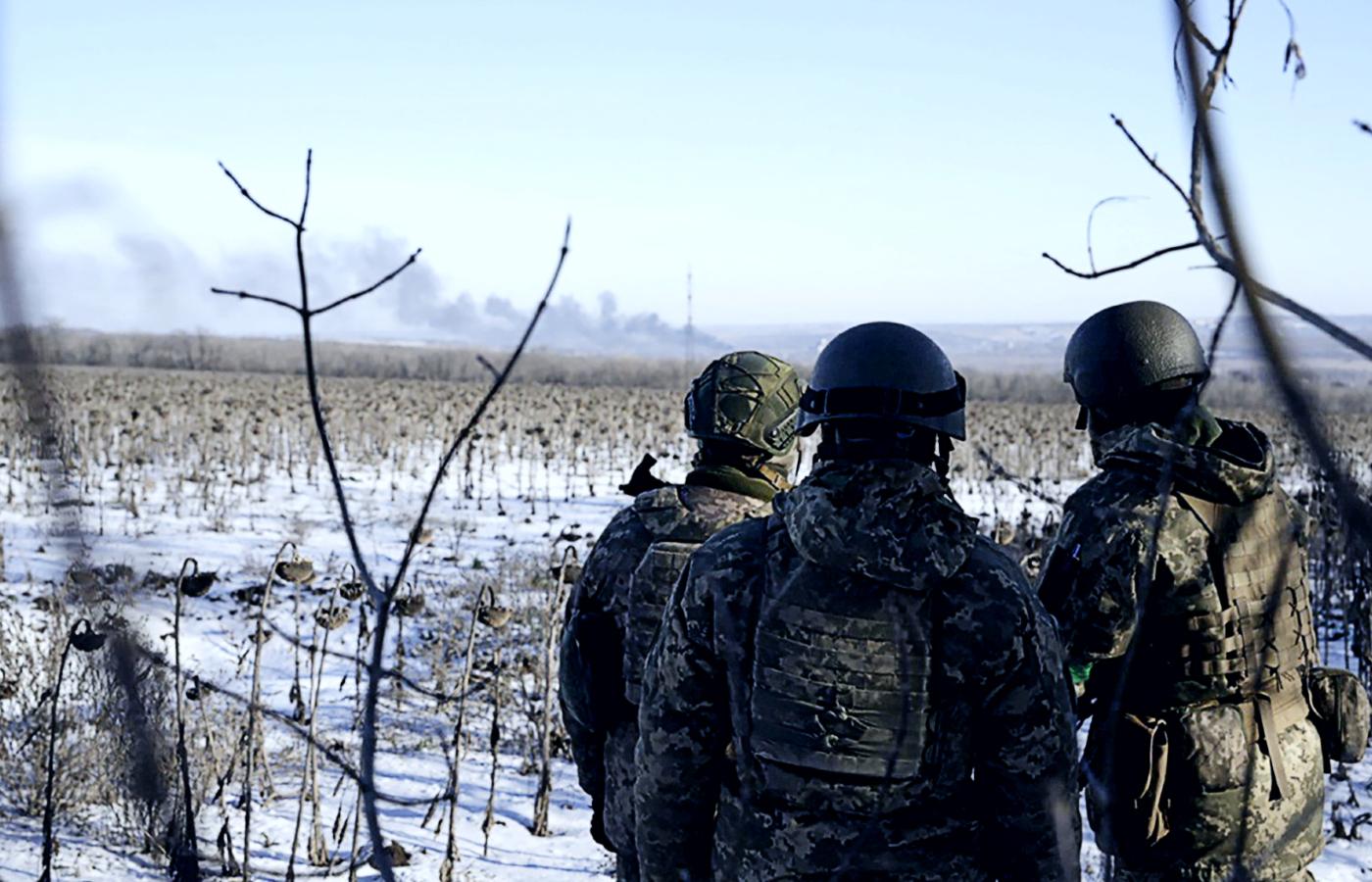 Ukraińscy żołnierze. Nad Sołedarem unosi się dym. 11 stycznia 2023 r.