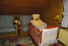 Łóżeczko i miś czekają na Adasia w domu państwa Niełacnych.