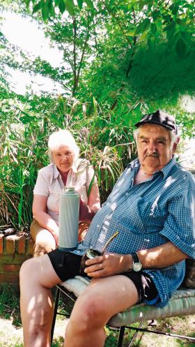 Prezydent Urugwaju z żoną Lucią Topolansky i nieodstępną yerba mate.