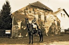 Mural historyczny w Wiźnie, zwanej polskimi Termopilami, stworzony podczas pleneru Gdańskiej Szkoły Muralu, 2015 r.