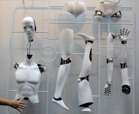 Dziś już nikt nie może być pewny przyszłości. Bo roboty coraz częściej pożerają robotę zarezerwowaną dotąd dla prawników, programistów, a nawet lekarzy.