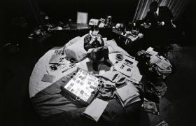 Hugh na swym słynnym obrotowym łóżku – magicznym centrum chicagowskiej rezydencji, 1966 r. W sufit i ściany wmontowane były mikrofony i kamery.