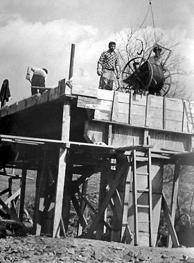 Budowa mostu w okolicach Ustrzyk Górnych.