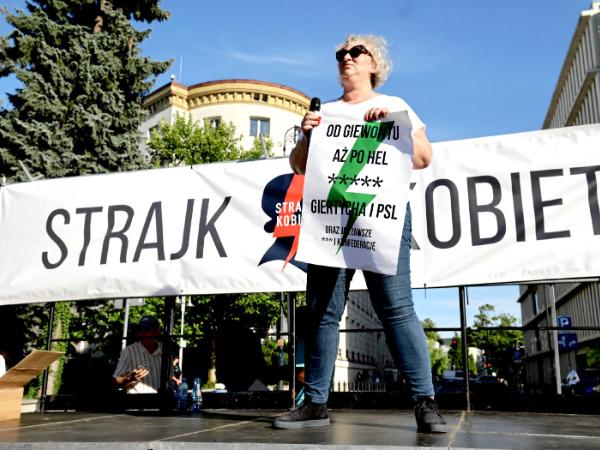 Marta Lempart podczas protestu „Aborcja! Tak!” przed Sejmem, 23 lipca 2024 r.