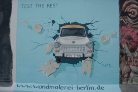 Słynny mural: trabant przebijacy mur berliński