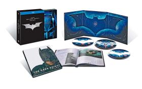 Zestaw Mroczny Rycerz. Christopher Nolan to reżyser nietuzinkowy. Jego trylogia o Batmanie łączy widowiskowość z głębią scenariusza. Na 5 płytach w wersji rozszerzonej, jakiej nie znacie z kin. Rewelacja! Cena: 129,99 zł (DVD), 250 zł (Blue-ray).