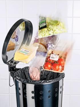 Tylko 31 proc. Polaków deklaruje, że w ogóle wyrzuca przeterminowaną żywność.