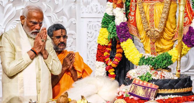 Premier Narendra Modi podczas ceremonii poświęcenia nowej świątyni, zbudowanej w miejscu XVI wiecznego meczetu w mieście Ajodhja.