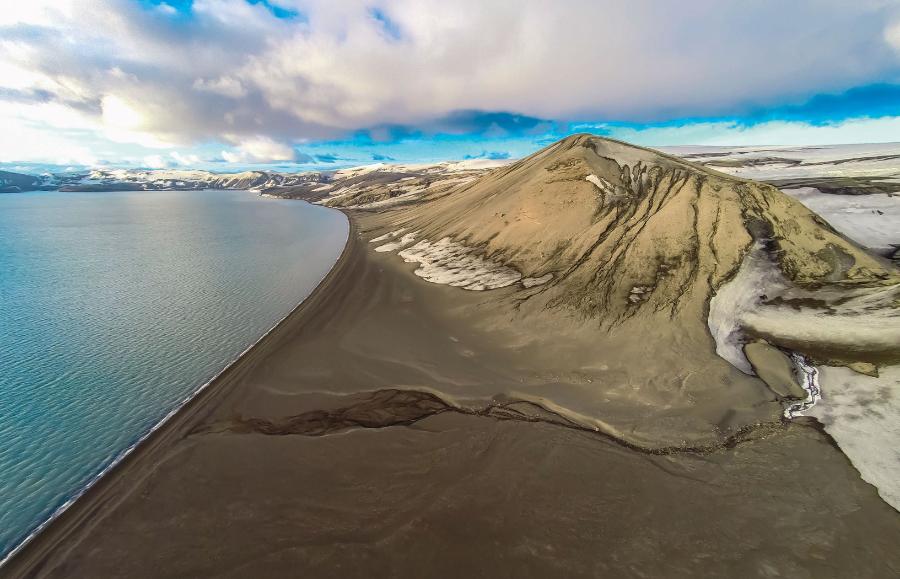 Czarne wulkaniczne plaże antarktycznej Deception Island (Szetlandy Południowe) są ogrzewane geotermalnie.