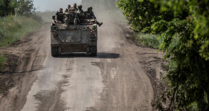 9 czerwca 2023 r. Ukraińscy żołnierze jadą transporterem opancerzonym M113 w pobliżu miasta Bachmut.