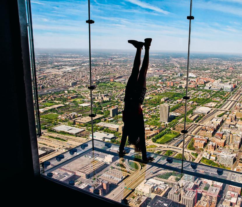 Największą atrakcją tarasu widokowego na Willis Tower jest bez wątpienia przezroczysta podłoga.