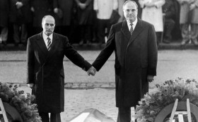 Prezydent Francji Francois Mitterand (z lewej). Wbrew temu, co mogłoby sugerować zdjęcie - wolał kobiety. Oprócz dwóch synów, miał też córkę Mazarine Pingeot z nieślubnego łoża (ur. 1974). Był znany z licznych romansów. Na zdj. z Helmutem Kohlem.