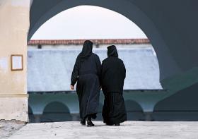 Zdawałoby się, że są bezgrzeszne. Ale co sobotę po kolacji przepraszają się wzajemnie za drobne złośliwości, jakich dopuściły się od ubiegłej niedzieli.