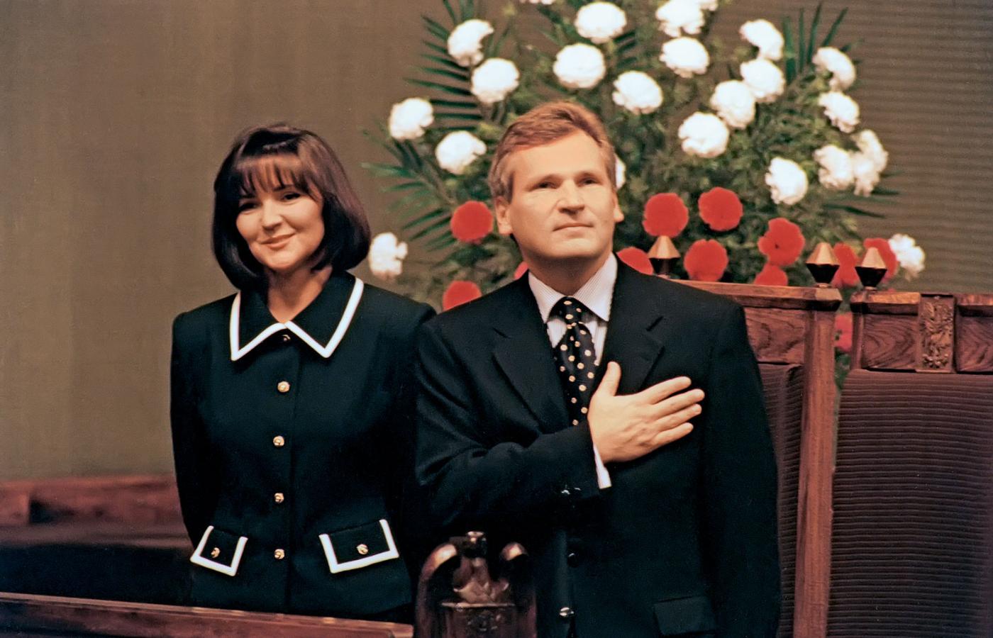 Aleksander Kwaśniewski z żoną Jolantą podczas zaprzysiężenia na urząd Prezydenta RP, 23 grudnia 1995 r. (urzędował do 2005 r.).