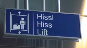 Na helsińskim lotnisku napisy są po fińsku, szwedzku i angielsku.