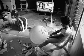 Na czas eksmisji Elisa zostawiła córkę u matki. Jeśli dzieci są obecne podczas eksmisji, sąd może je umieścić w ośrodku opieki społecznej i rozpocząć postępowanie o odebranie praw rodzicielskich.