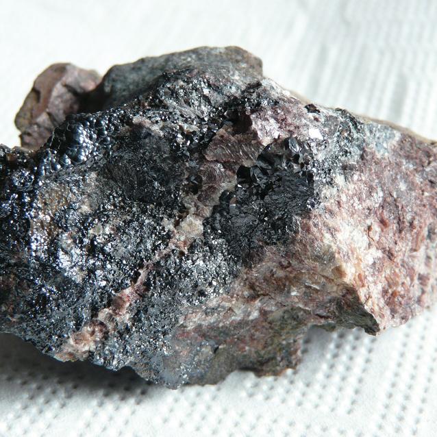 Ruda uraninitu. Minerał dodawano do farb w celu uzyskania barwy żółtej, zielonej lub pomarańczowej.