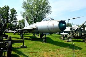 Samolot Su-7BKŁ z 3. Pomorskiego Pułku Lotnictwa Myśliwsko-Bombowego z Bydgoszczy zachowany w Muzeum WP w Warszawie. Su-7 były pierwszymi polskimi nosicielami broni jądrowej.