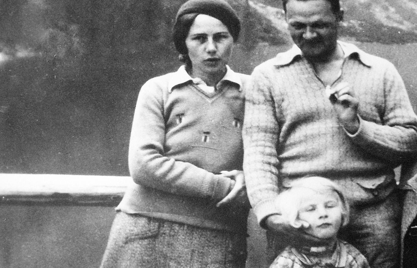 Władysław Broniewski z żoną Janiną i córeczką Anką. Rok 1933 lub 1934.