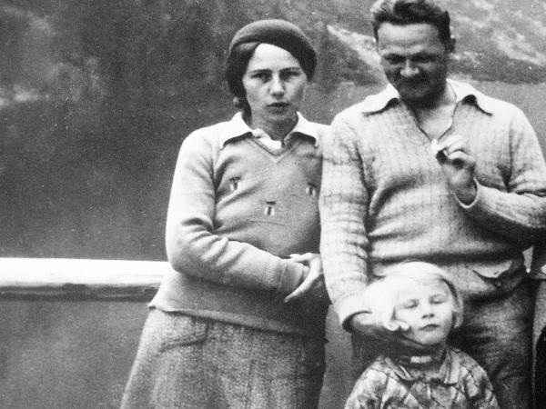 Władysław Broniewski z żoną Janiną i córeczką Anką. Rok 1933 lub 1934.