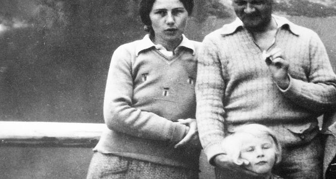 Władysław Broniewski z żoną Janiną i córeczką Anką. Rok 1933 lub 1934.