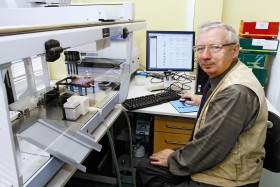 Prof. Tadeusz Dobosz kieruje Zakłądem Genetyki Akademii Medycznej we Wrocławiu. Jest prekursorem wprowadzenia badań DNA do praktyki policyjno-sądowej w Polsce.