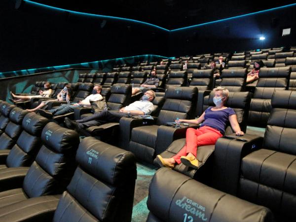 Prezentacja sali kinowej sieci Helios w Kielcach, dostosowanej do wymogów sanitarnych