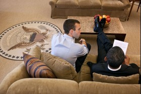 Prezydent Barack Obama ze swym speechwriterem i doradcą Jonem Favreau na oficjalnym zdjęciu z Białego Domu. W Polsce niewyobrażalne.