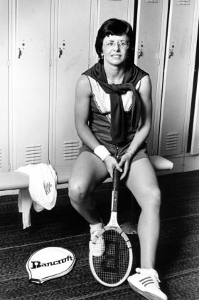 Billie Jean King. Ta tenisistka była również pierwszą znaną amerykańską sportsmenką, która wyznała, że jest biseksualna. Walczyła również o finansowe równouprawnienie kobiet w turniejach tenisowych. Udało się jej być pierwszą kobietą w sporcie zawodowym, która w ciągu jednego sezonu zarobiła ponad 100 tys. dol.