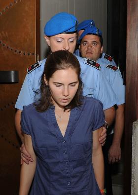 Amerykanka Amanda Knox, w 2009 r. skazana we Włoszech na 26 lat więzienia za zabójstwo współlokatorki. W 2015 r. została uniewinniona. Okazało się, że policyjni technicy nieświadomie przenieśli jej DNA na miejsce zbrodni. Ślady faktycznego sprawcy zlekceważono.