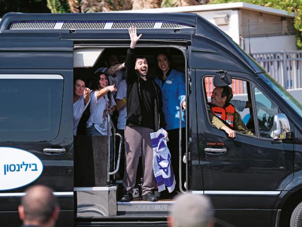 20 zakładników wróciło do Izraela.