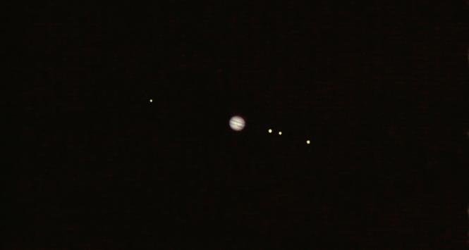 Oprócz czterech planetopodobnych księżyców Jowisza okrąża też niemal setka mniejszych ciał, często będących przechwyconymi przez olbrzyma planetoidami.