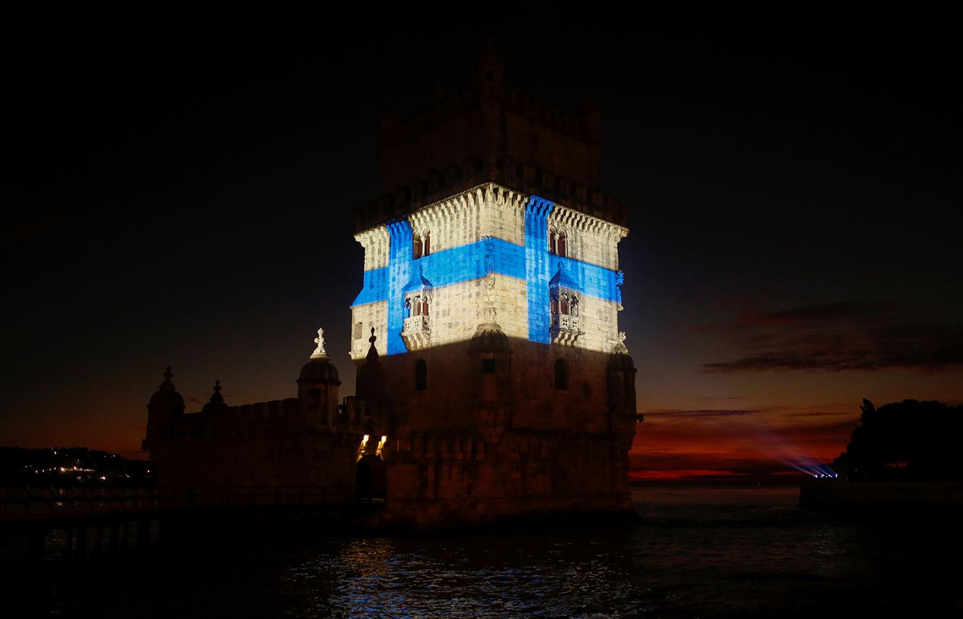 Wieża Belem w Lizbonie podświetlona z okazji setnej rocznicy niepodległości Finlandii