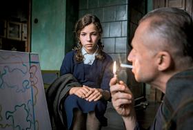 7. Powidoki, reż. Andrzej Wajda. Pożegnalne dzieło mistrza o awangardowym malarzu Władysławie Strzemińskim, wyrzuconym z uczelni i prześladowanym w czasach stalinowskiej ofensywy socrealizmu. Ale pomijające skandaliczną prywatną stronę jego biografii. To także przewrotny autoportret Wajdy i prorocze dzieło ostrzegające przed tym, co może przyjść.